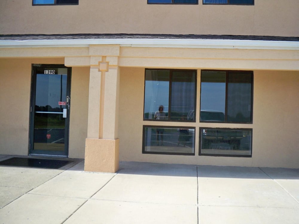Economy Inn Wentzville - photo 37