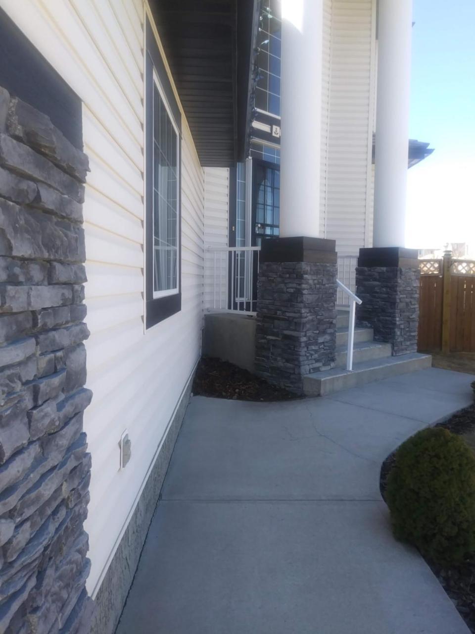 Mountain Calm & Private Ensuite Hosted by Maureen — Calgary — photo 2