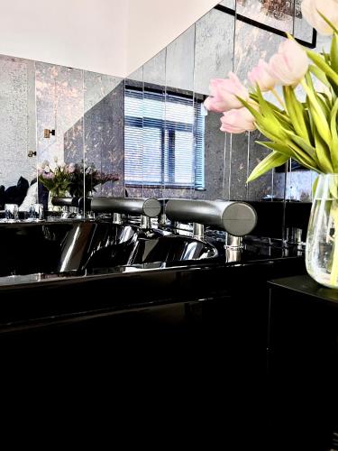 Krakow Old Town Apartment Jacuzzi wymeldowanie do 13 — 4-Star Luxury Hotel in Krakow, Poland