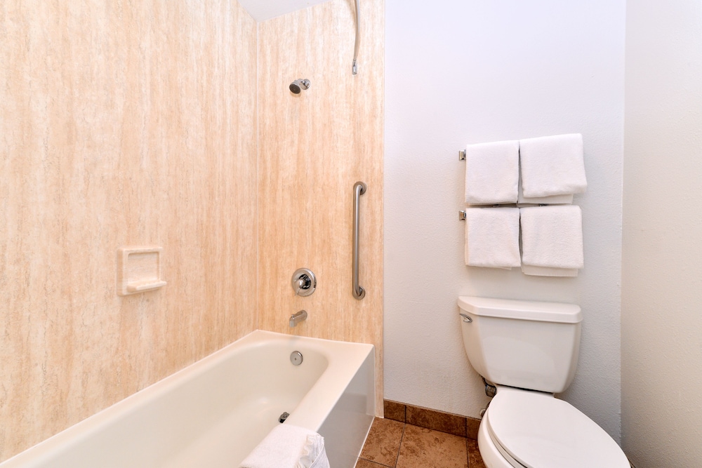 Bend Inn & Suites - photo 12