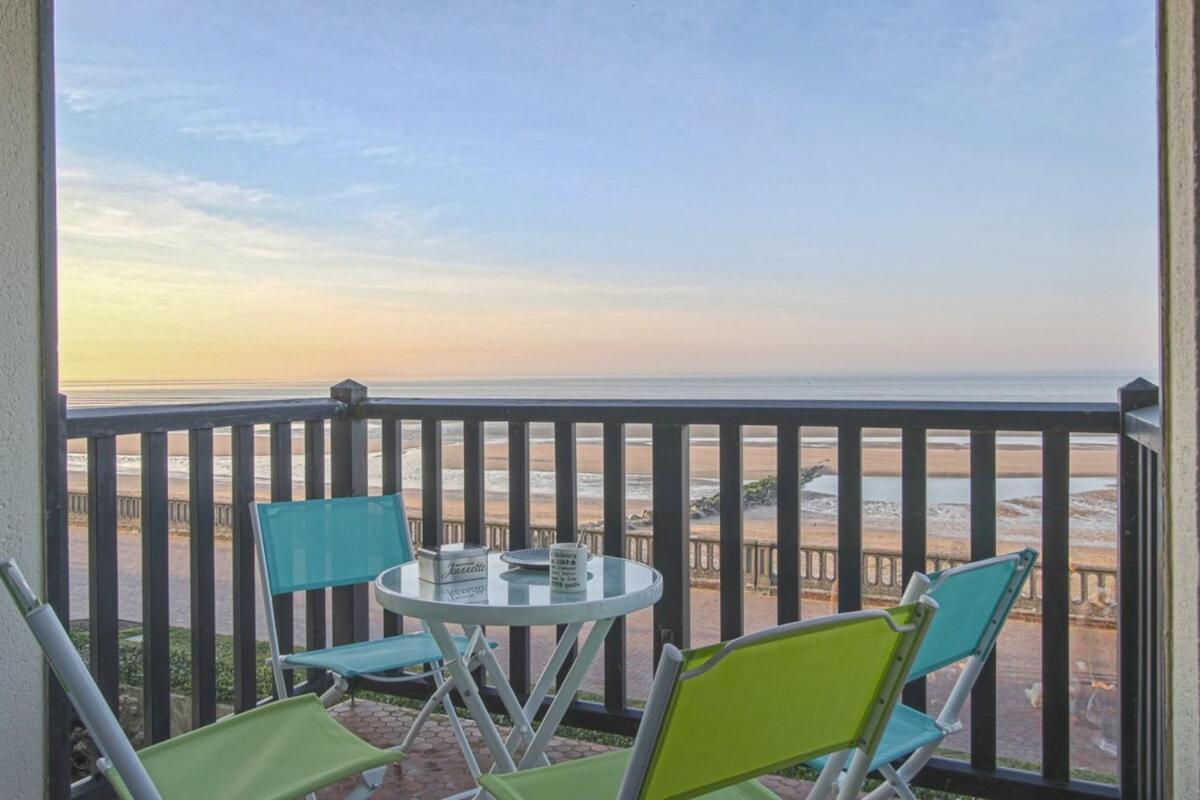 Appartement Face a la Mer — 4-Star Luxury Hotel in Cabourg, France