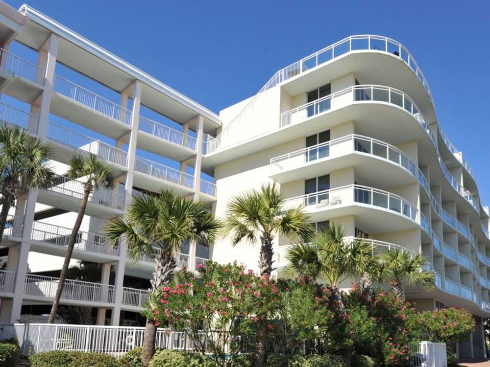 Destin West Villa PH04 Penthouse with Hot Tub on Private Rooftop Terrace Beach Views — 4-Star Luxury Hotel in Fort Walton Beach, United States