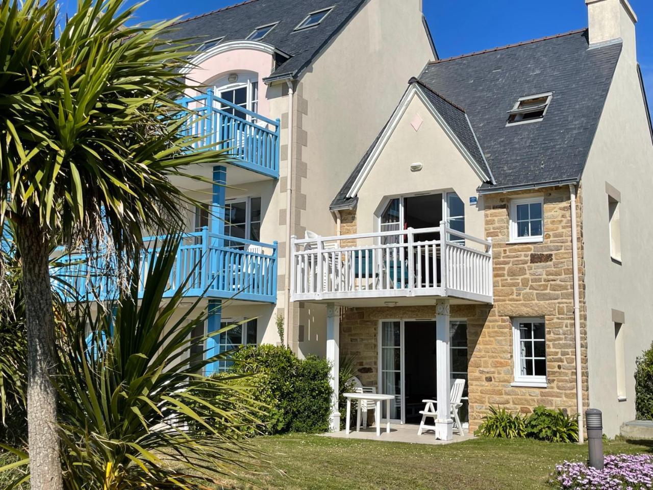 Vacances a L Ocean Grand T4 Vue Mer Grand Balcon Tout Confort Wifi Et Parking Gratuits Mer Plage Piscine a Environ 25 M Centre Ville Tous Commerces Marche Et Port a 10 Minutes a Pied En Longeant la Mer — 4-Star Luxury Hotel in Guilvinec, France