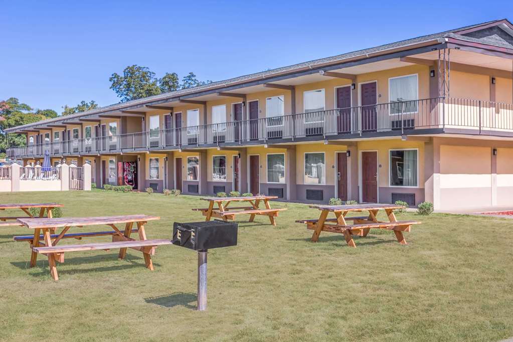 Days Inn by Wyndham Lavonia - photo 14