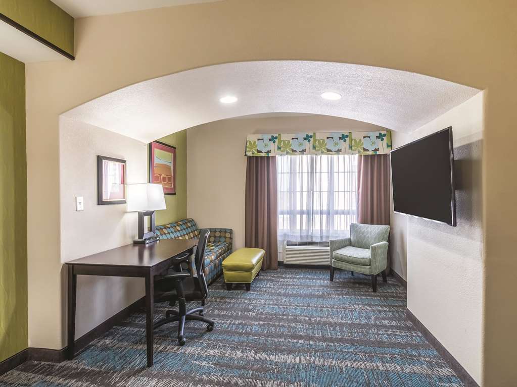 La Quinta Inn & Suites by Wyndham Dallas Grand Prairie South - photo 27