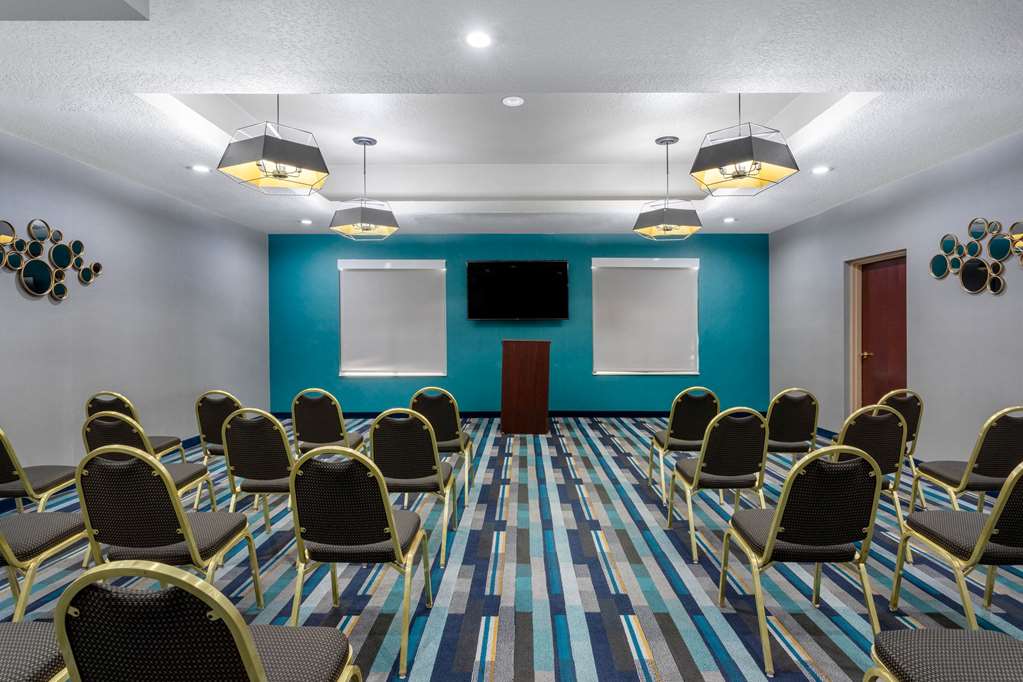 La Quinta Inn & Suites by Wyndham Tampa Central - photo 25