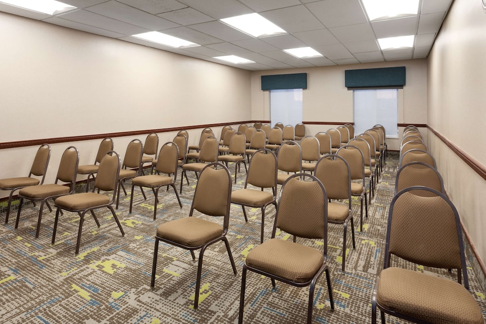 Hampton Inn & Suites Scottsburg - photo 28