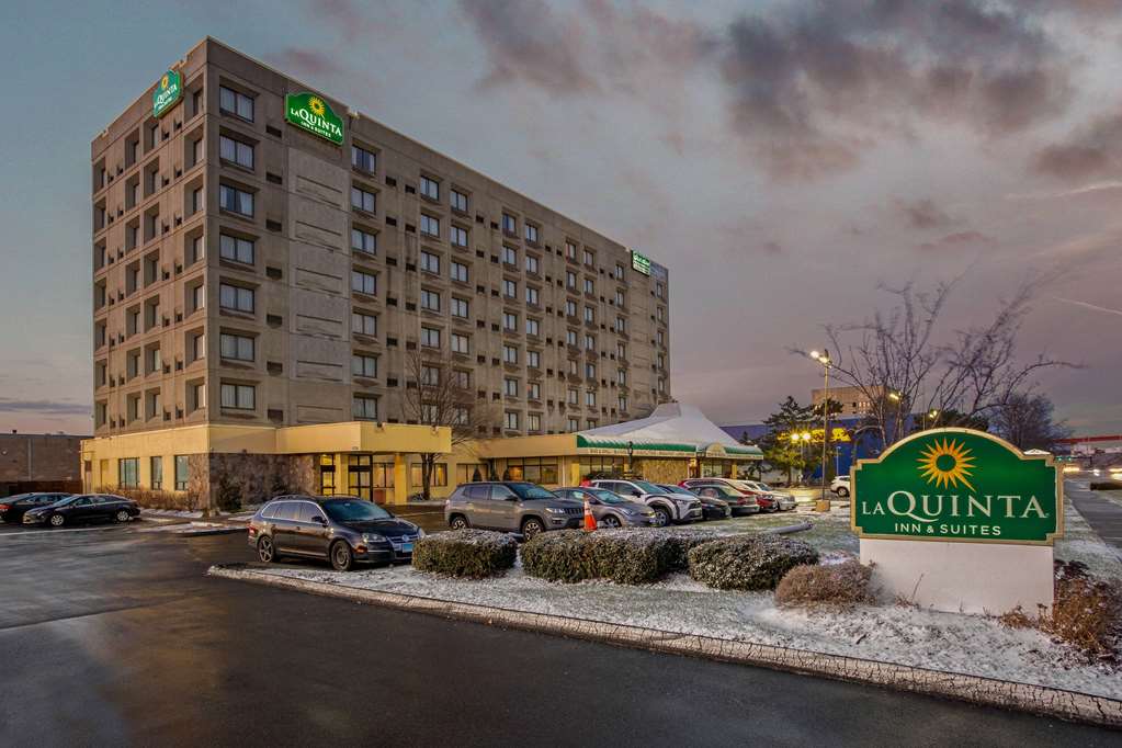 La Quinta Inn & Suites by Wyndham New Haven - photo 2