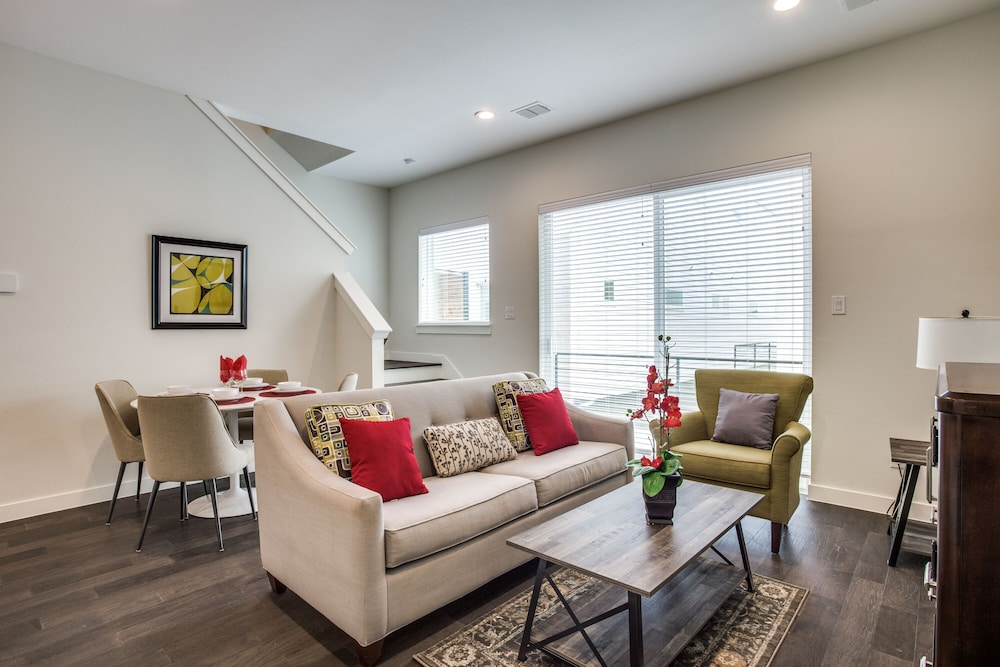 Upscale 2 bedroom Dallas TownHome — 4-Star Luxury Hotel in Dallas, United States