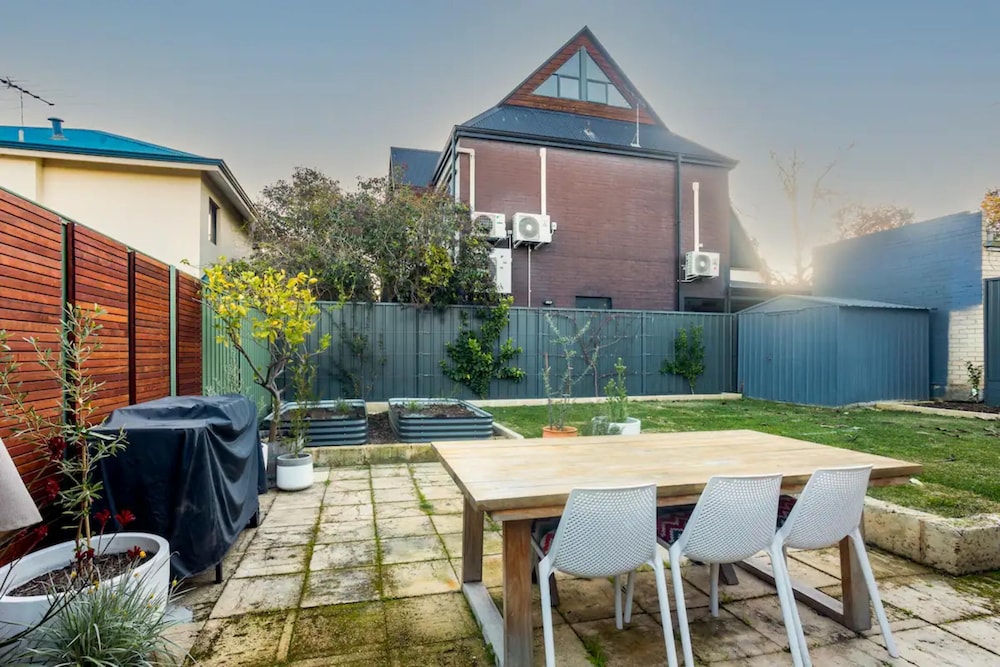 Beautiful 3BR Family Home With Backyard and BBQ — 4-Star Luxury Hotel in Mount Hawthorn, Australia