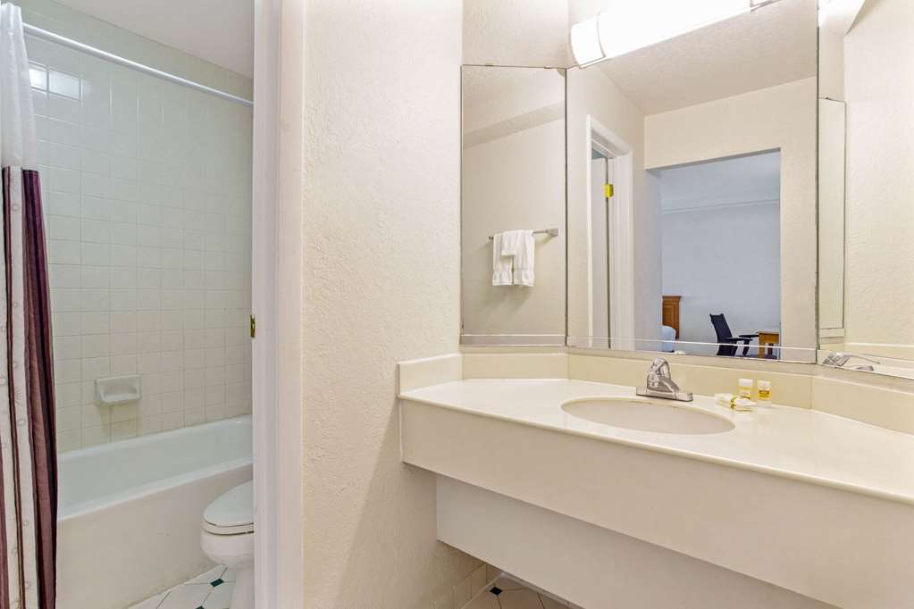 La Quinta Inn Tampa Bay Pinellas Park Clearwater - photo 27