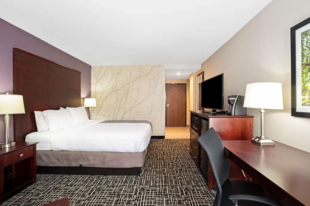 La Quinta Inn & Suites by Wyndham Denver Aurora Medical - photo 17
