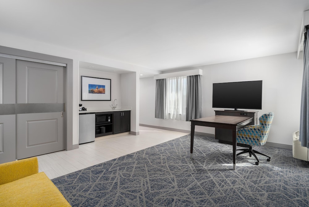 Hampton Inn Pawtucket - photo 18
