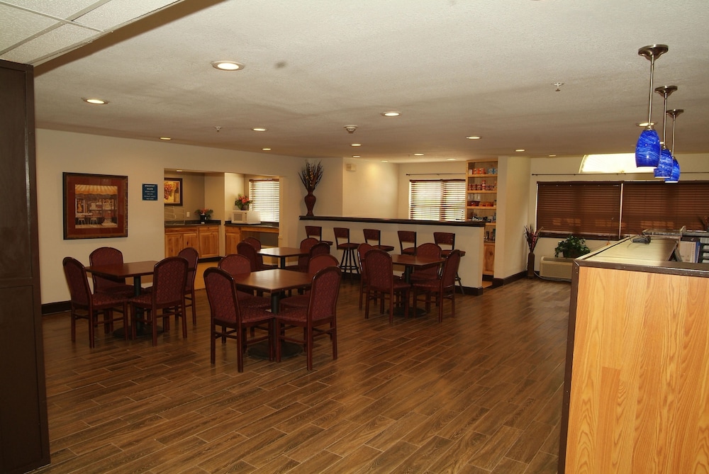 Expo Inn Hotel - photo 2