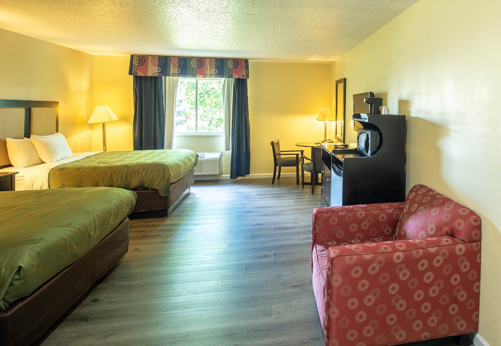 Quality Inn & Suites Woodstock near Lake Geneva - photo 9