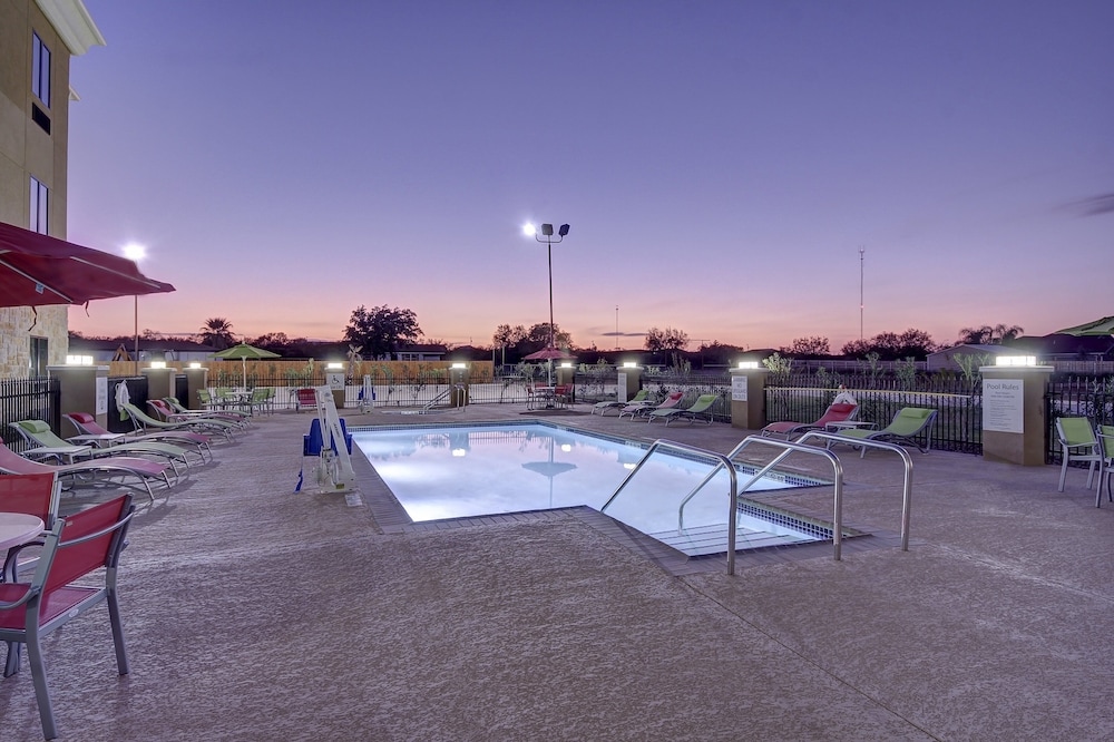 Holiday Inn Express & Suites Carrizo Springs by IHG - photo 16