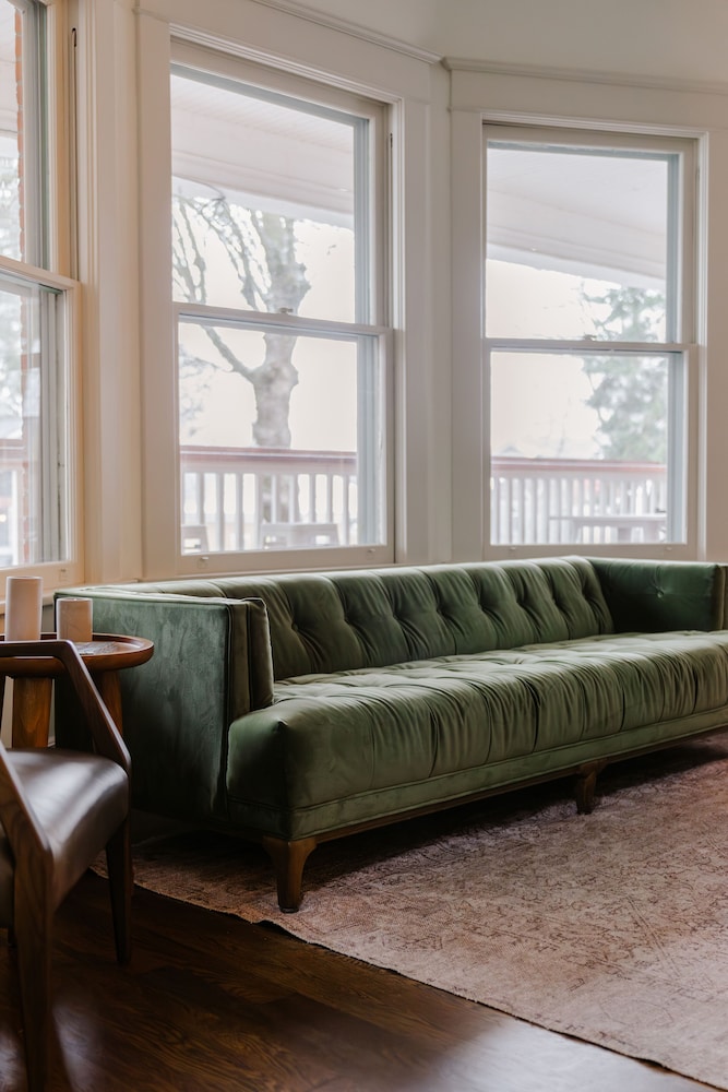 Greenbriar Inn - photo 2