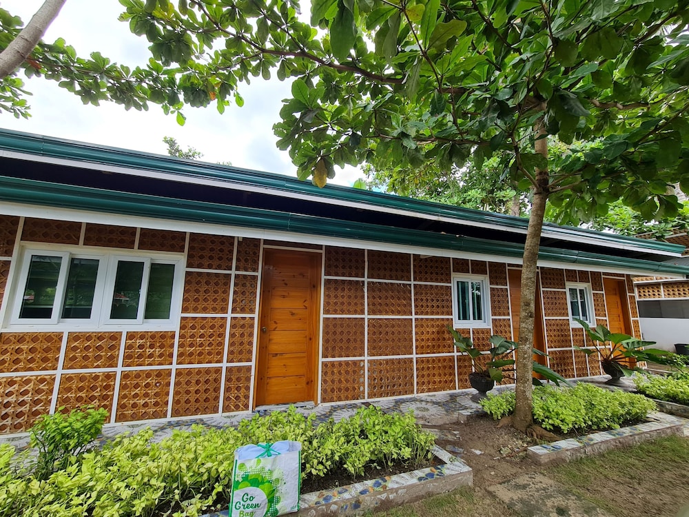 Tambayan Rooms & Cottages by SMS Hospitality — hotel in Loay