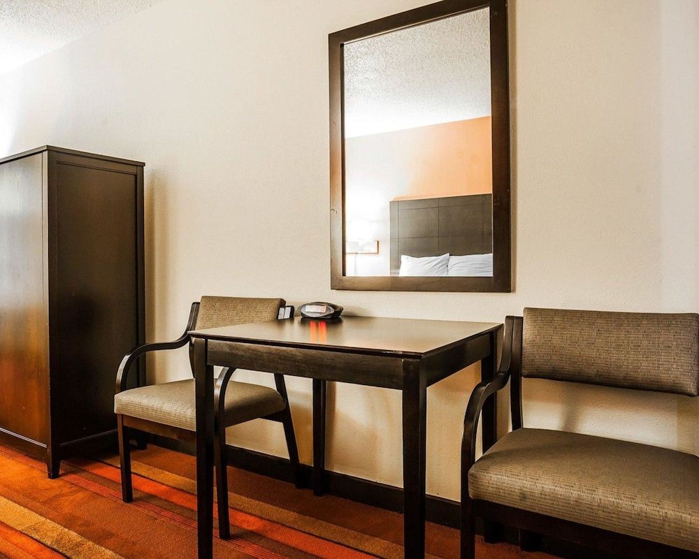 Econo Lodge Urbandale - photo 16