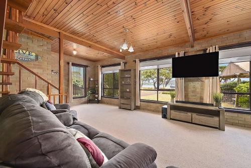 Hook Wine & Sinker Retreat in St Helens, Australia