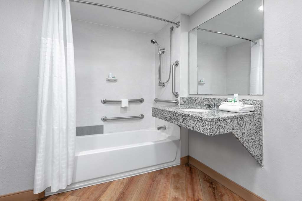 Baymont by Wyndham Austin University Area - photo 10