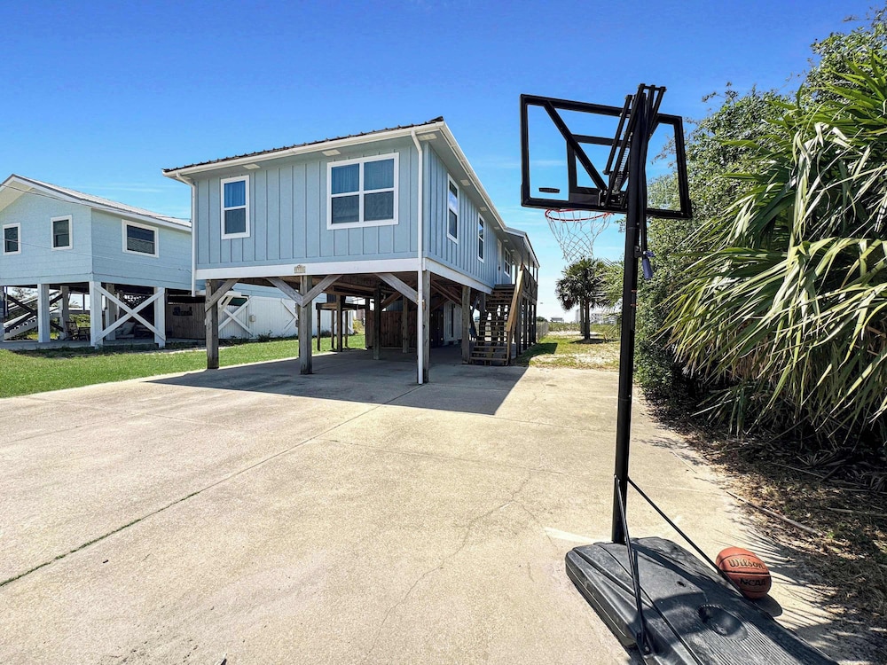 Bungalow by the Beach For 9 — 4-Star Luxury Hotel in Gulf Shores, United States