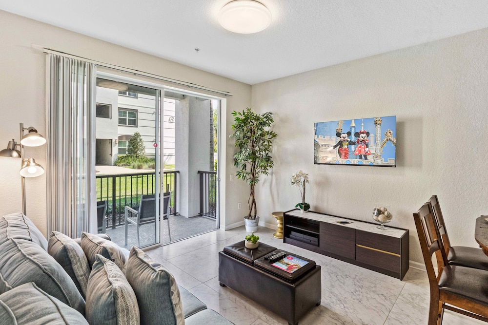 First Floor Vista Cay Condo W free Resort Access in Orlando, United States