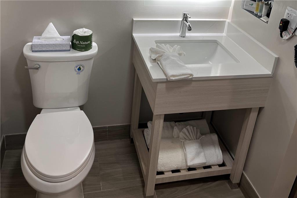 Howard Johnson by Wyndham Flagstaff University West - photo 12