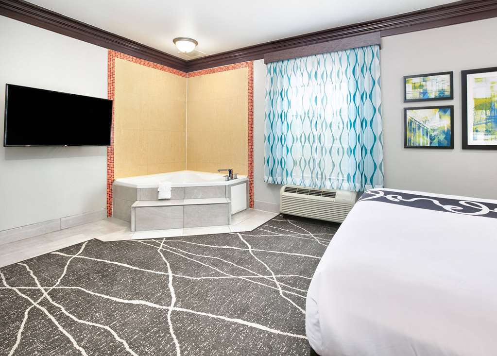 La Quinta Inn & Suites by Wyndham Little Rock Bryant - photo 22