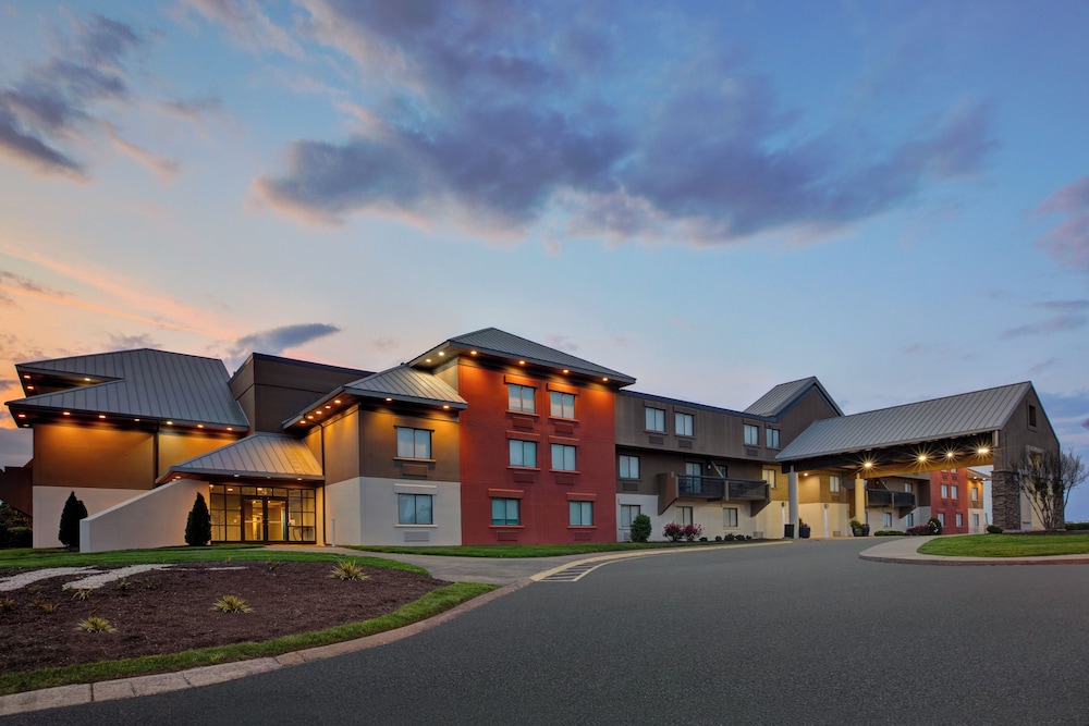 Holiday Inn Express Nashville Airport - photo 34
