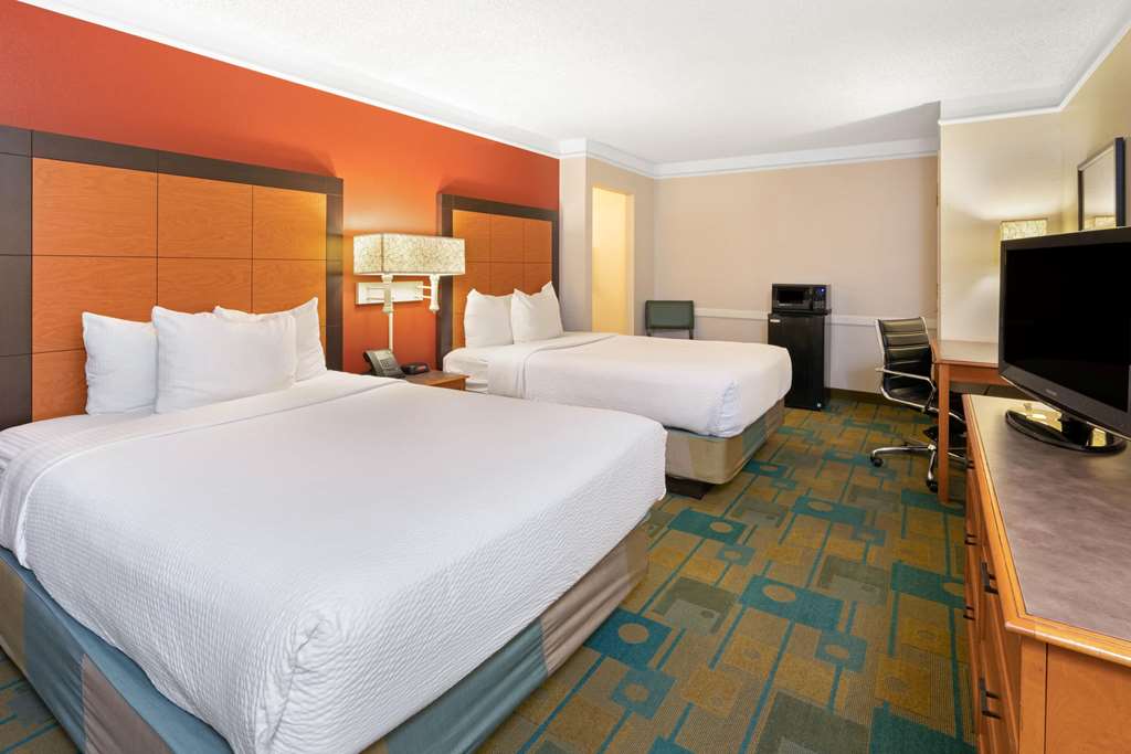La Quinta Inn by Wyndham Phoenix Sky Harbor Airport - photo 23