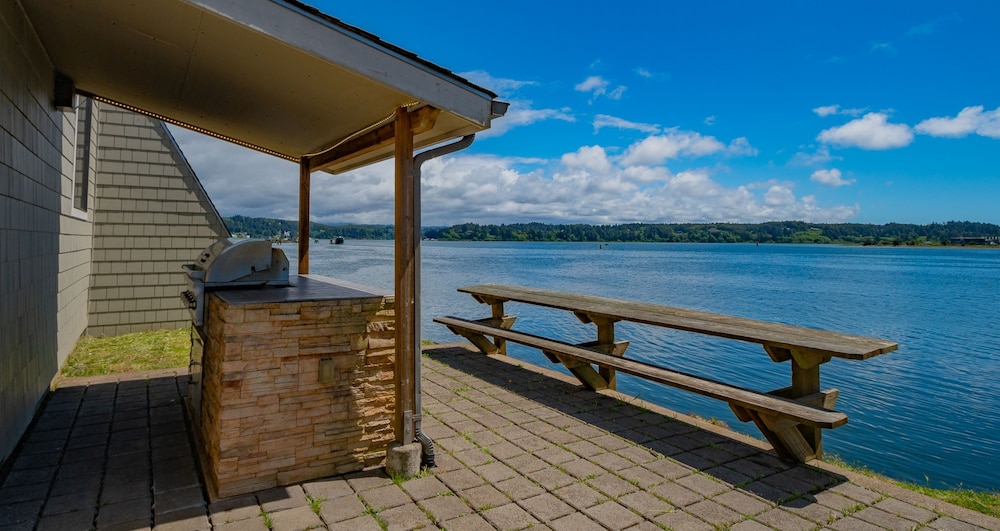 Embarcadero Resort Hotel & Marina - photo 93