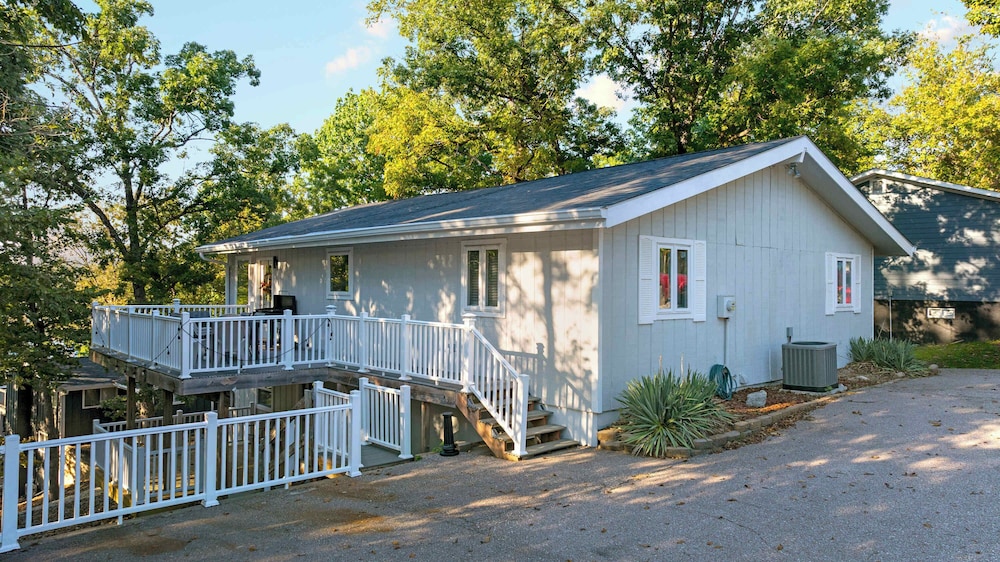 Greens and Gators For 20ppl — hotel in Lake Ozark