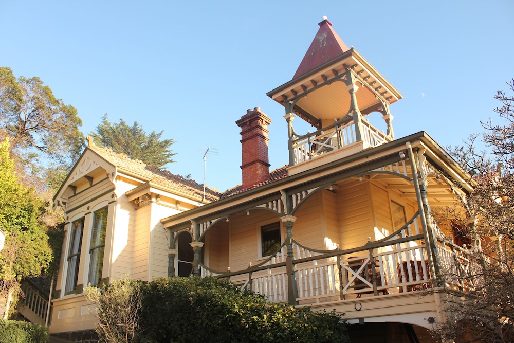 Turret House — 4-Star Luxury Hotel in Trevallyn, Australia