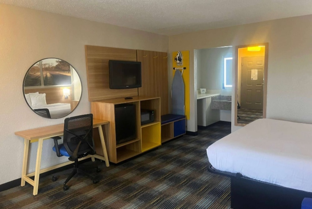 Days Inn & Suites by Wyndham Mobile - photo 18
