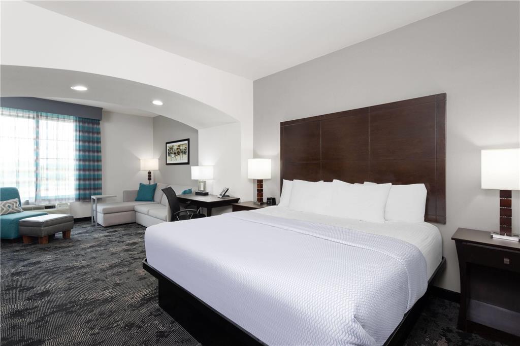 La Quinta Inn & Suites by Wyndham Columbus Edinburgh - photo 22