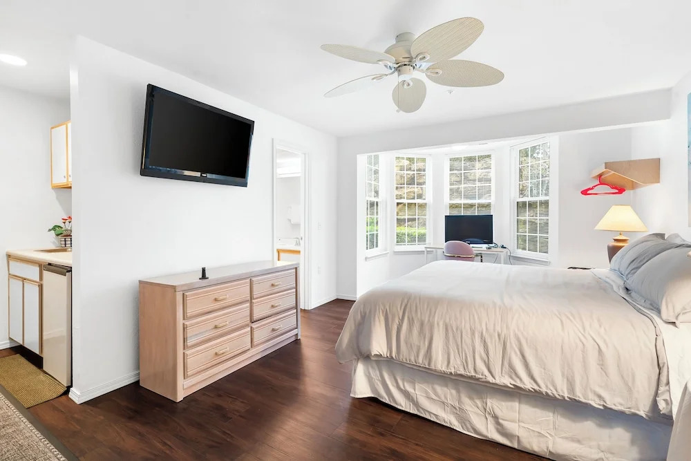 Lake Hideaway Waterfront Condo w Resort Perks - photo 6