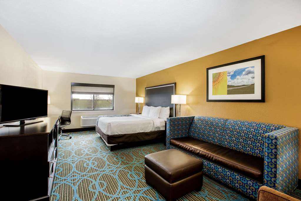 La Quinta Inn & Suites by Wyndham Emporia - photo 25