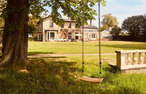 Somerleyton Meadows Somerley House plus Hut & Hot Tub — 4-Star Luxury Hotel in Lowestoft, United Kingdom