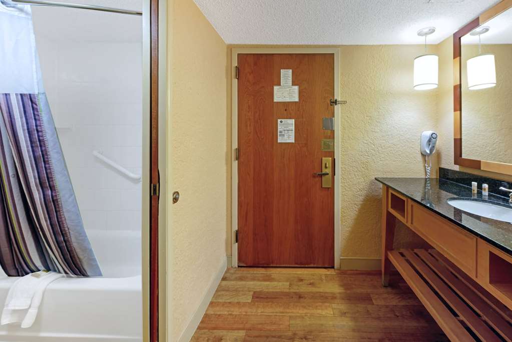 La Quinta Inn & Suites by Wyndham Coral Springs South - photo 31