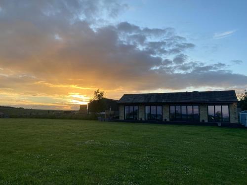 Three Winds Guesthouse — 4-Star Luxury Hotel in Huddersfield, United Kingdom