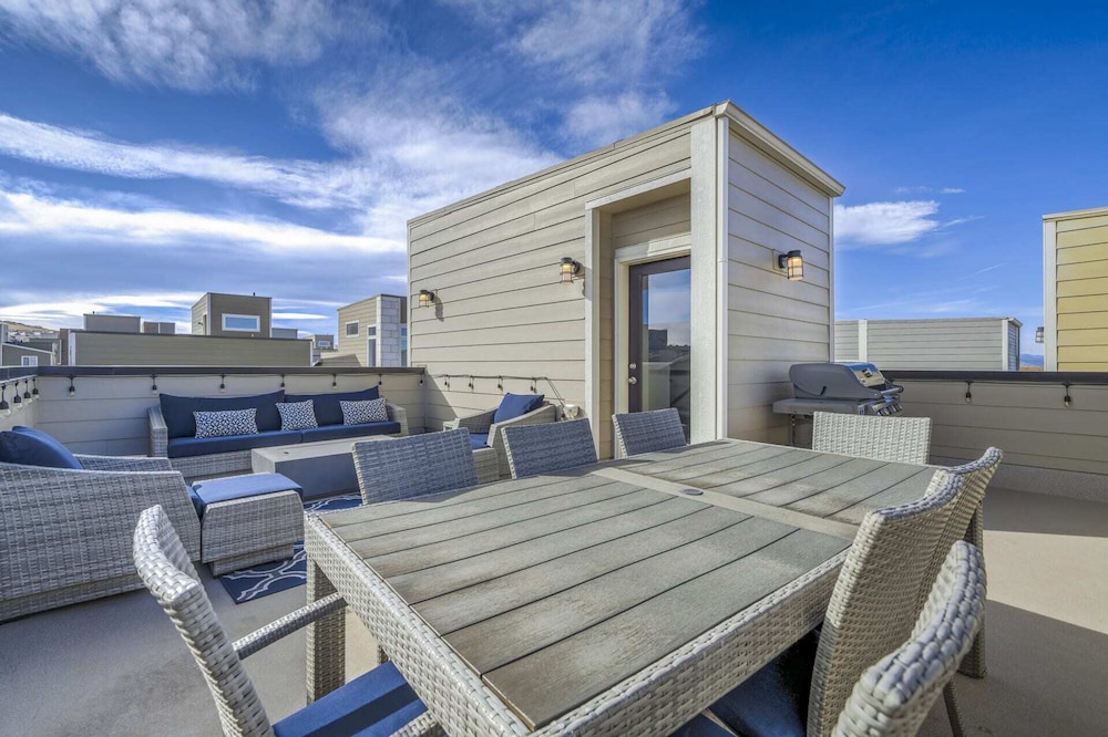 3BD Rooftop Lounge Restaurants & Parks — 4-Star Luxury Hotel in Castle Rock, United States