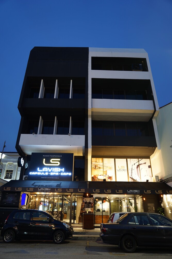 Lavish Capsule - carbon neutral hotel in George Town