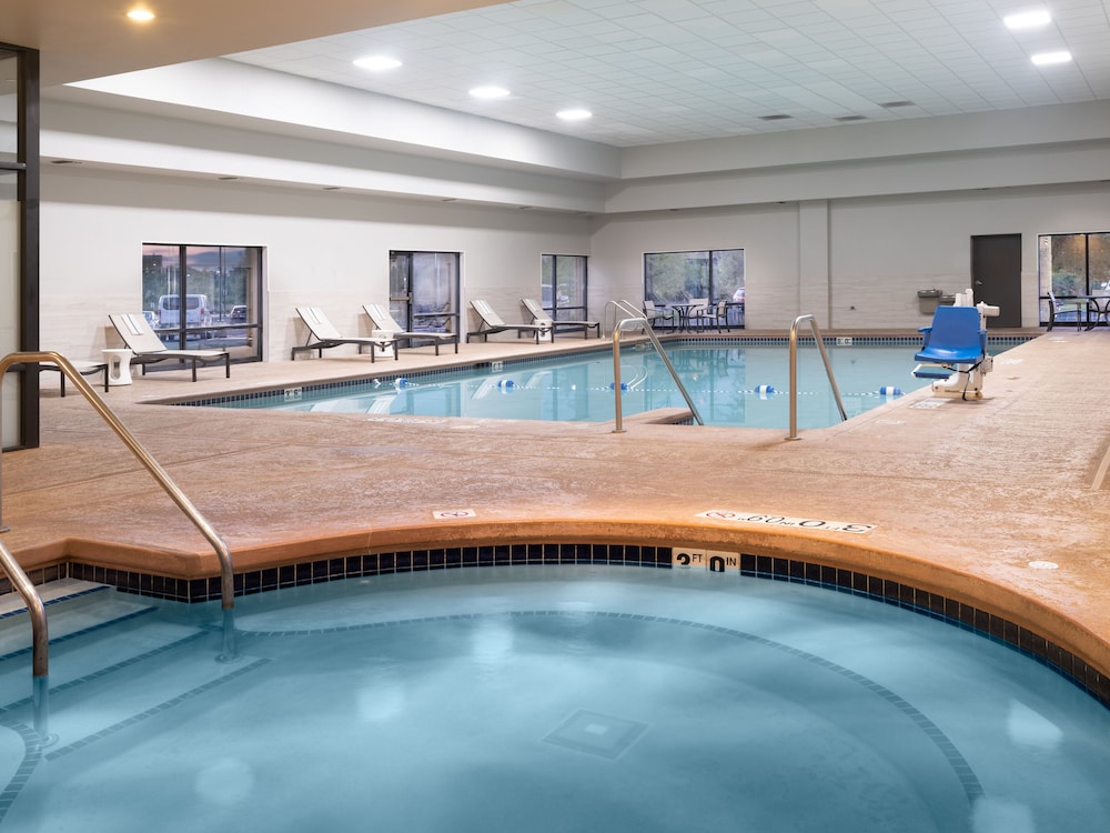 Crowne Plaza Milwaukee Airport by IHG - photo 36
