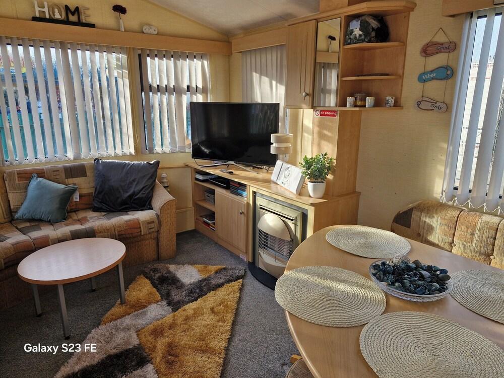 3 Bed Caravan Sleeps 8 Pool Onsite Petsok in Skegness, United Kingdom