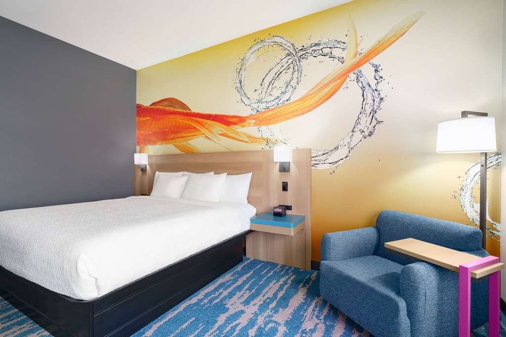 La Quinta Inn & Suites by Wyndham San Antonio Seaworld LAFB - photo 20