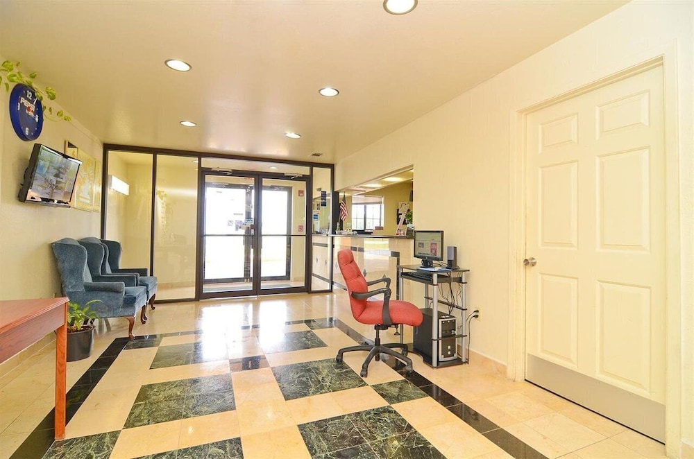 Pine Point Inn & Suites - photo 3