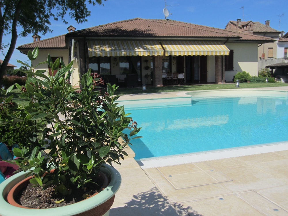 Marinella B — 4-Star Luxury Hotel in Cornale, Italy
