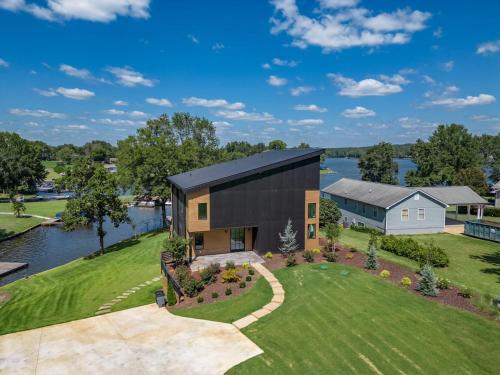 6BR Lakefront Private Dock &Bonfire Sleeps 12 — hotel in Eatonton