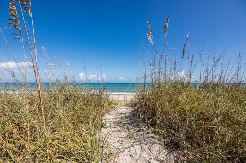 Castaway Cottage paradise at the beach — 4-Star Luxury Hotel in Indialantic, United States
